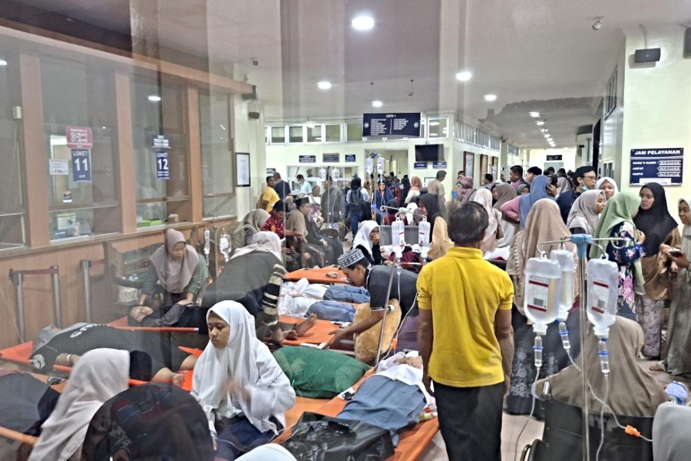 Siswa Pondok Pesantren Manbaul Hikam yang keracunan sedang dibawa ke rumah sakit. Foto : Ist