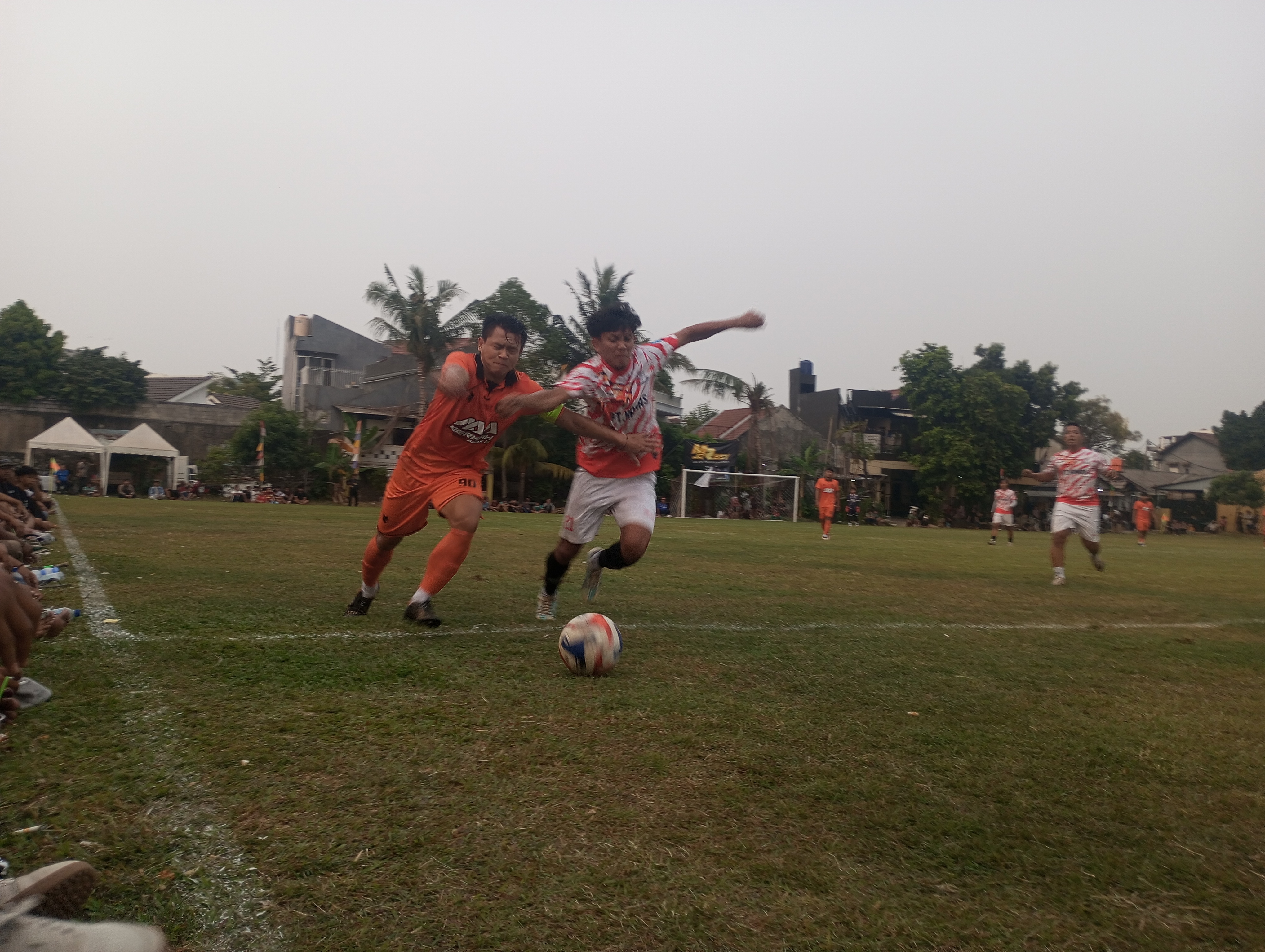 Laga ketat terjadi saat AAA Jurtim melawan Macan Pandawa pada Kamis (10/09/2026).(red/tangselpos.id).