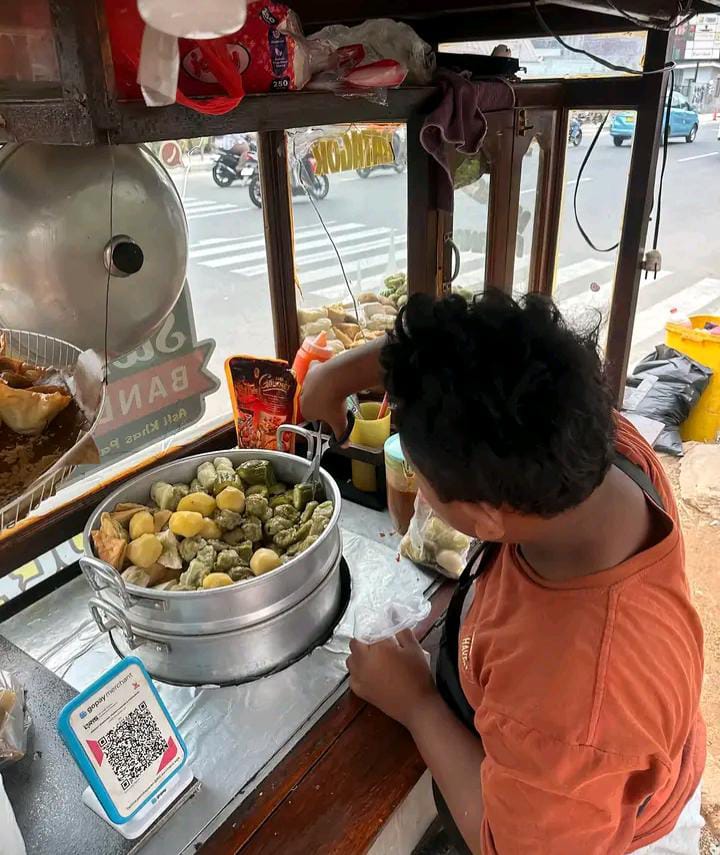 Habibi berjualan batagor di kawasan Bintaro. Foto : Silmi MG