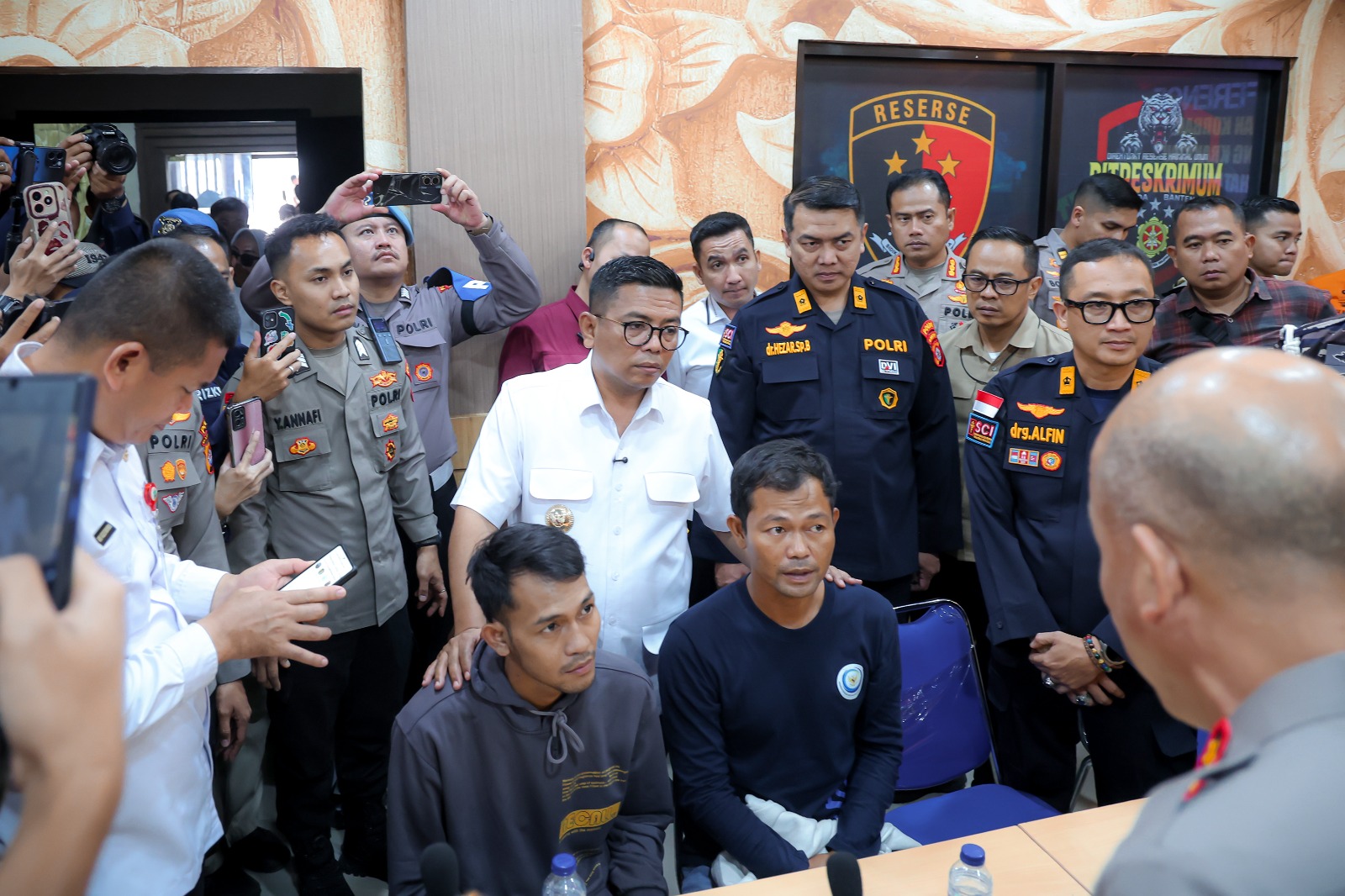 Gubernur Andra Soni saat konferensi pers Operasi SAR di Mapolda Banten, Kota Serang, Rabu (23/9/2026). Foto : Humas Pemprov