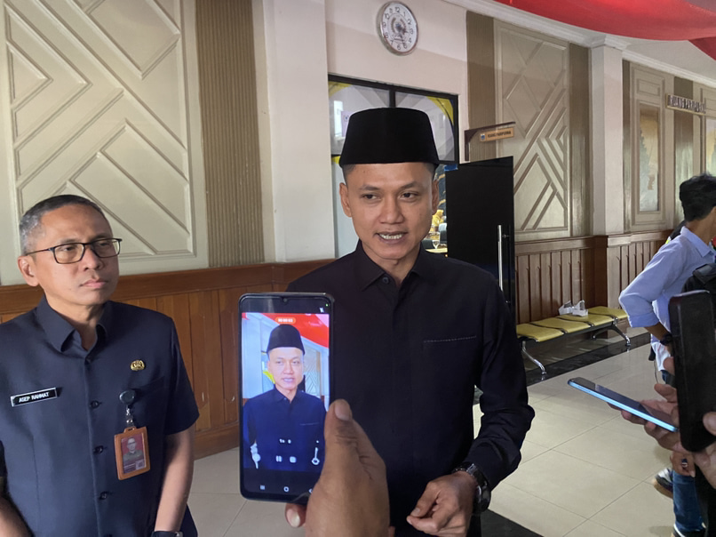 WAWANCARA. Wabup Pandeglang Iing Andri Supriadi, didampingi Sekda Pandeglang Asep Rahmat, sedang diwawancarai wartawan usai melaksanakan paripurna dengan legislatif, di lingkungan Kantor DPRD Pandeglang, beberapa waktu lalu. (NIPAL SUTIANA/TANGSEL POS)