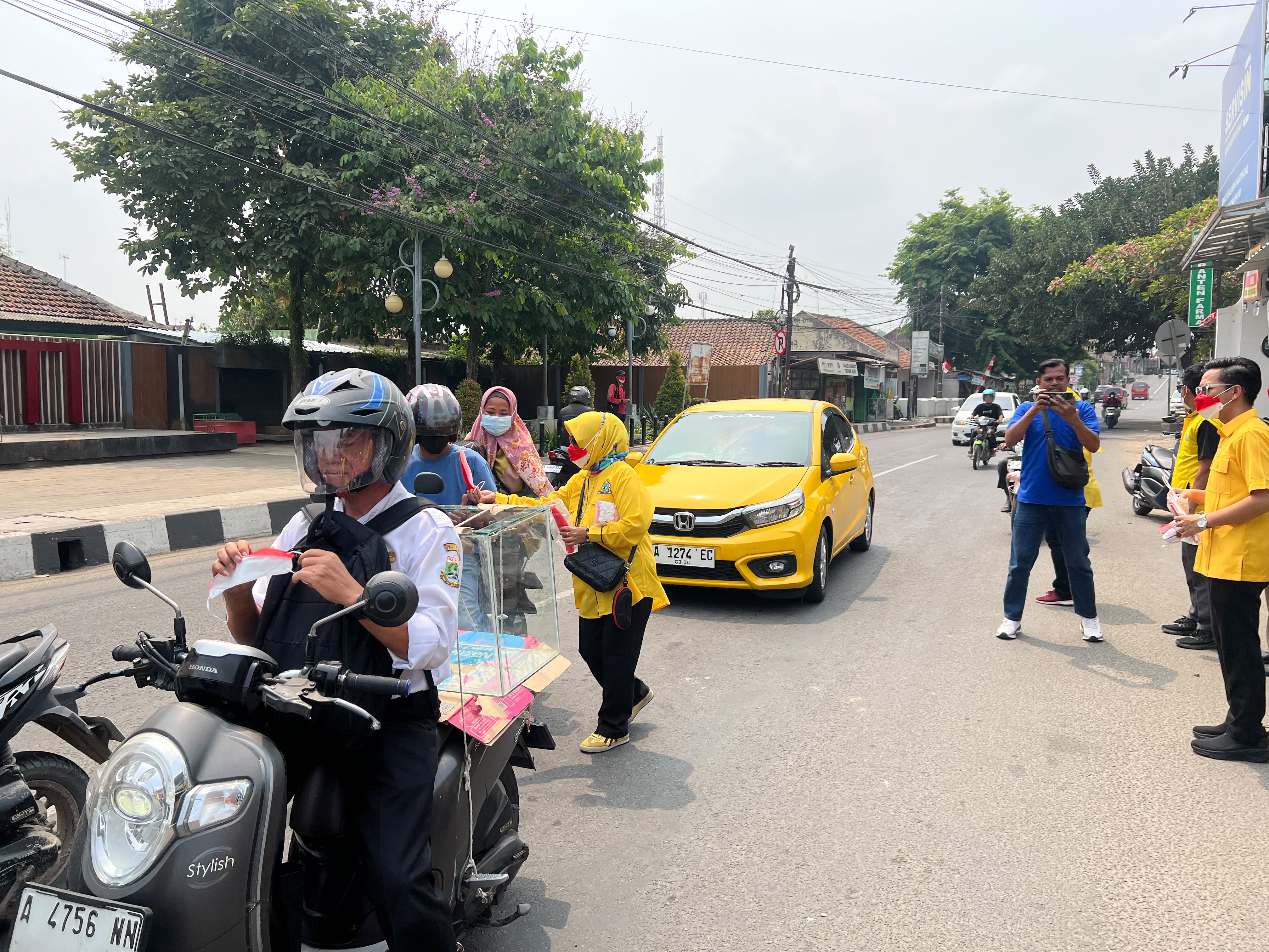 Pengurus DPD Partai Golkar Kabupaten Lebak, membagikan masker kepada masyarakat, Rabu (9/9/2026).(Istimewa)