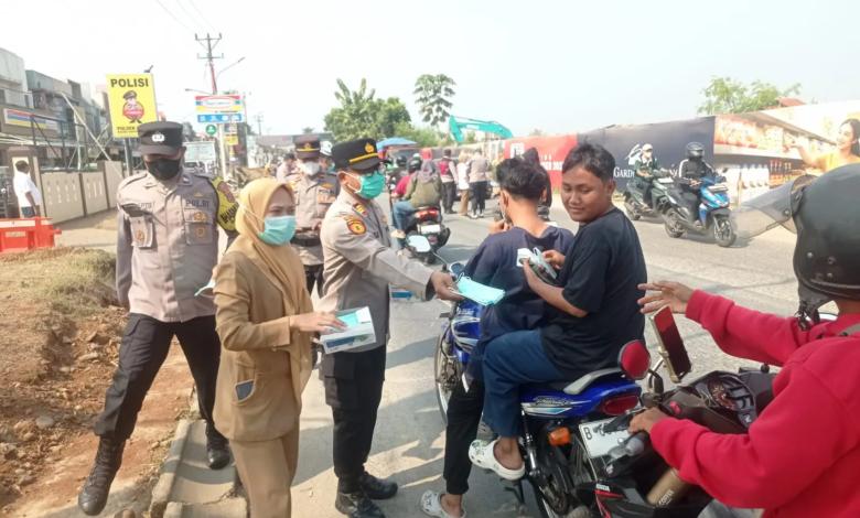 BAGIKAN MASKER - Polsek Cisauk bagikan masker kepada para pengendara. Kegiatan itu sebagai imbauan masyarakat waspada dampak abu vulkanik Gunung Anak Krakatau.