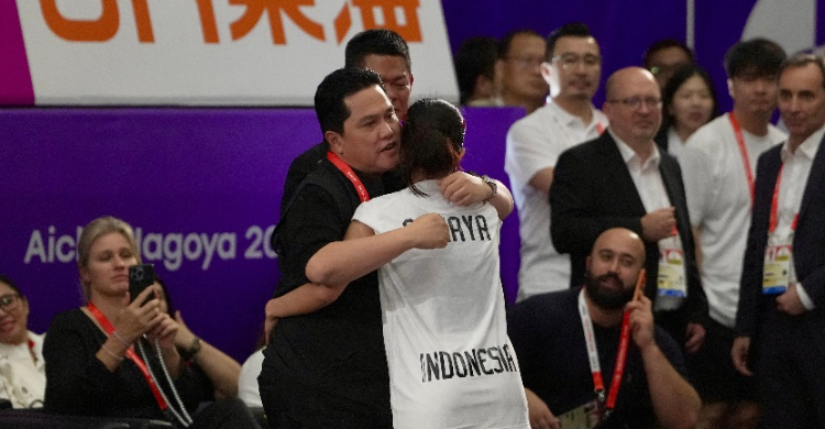 Menpora Erick Thohir dan peraih medali perak Sumaya dari cabang olahraga teqball. Foto : Ist