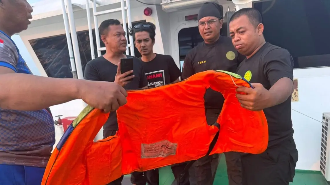 Life jacket  yang ditemukan Tim SAR Gabungan. Foto : Ist