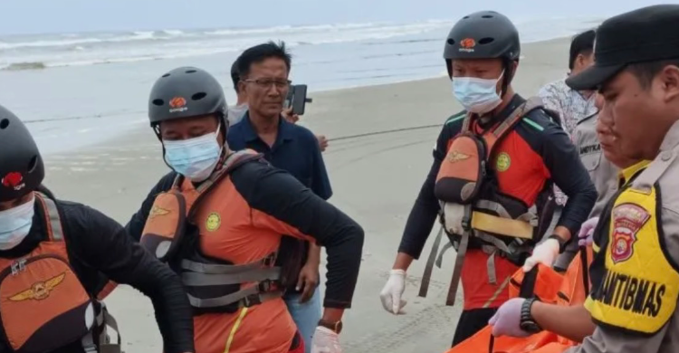 Tim SAR gabungan mengevakuasi sesosok mayat tanpa identitas yang ditemukan di perairan Desa Lubuk Sanai, Kecamatan Koto Jaya, Kabupaten Mukomuko, Bengkulu, Kamis (24/9/2026). Foto : Ist