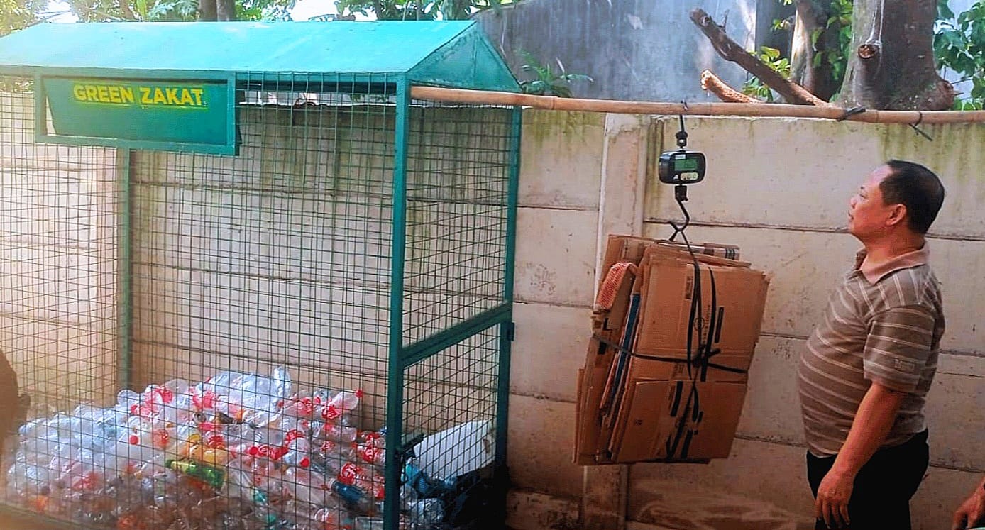 ZAKAT. Penimbangan dalam program sedekah sampah muluk Baznas Kota Tangsel