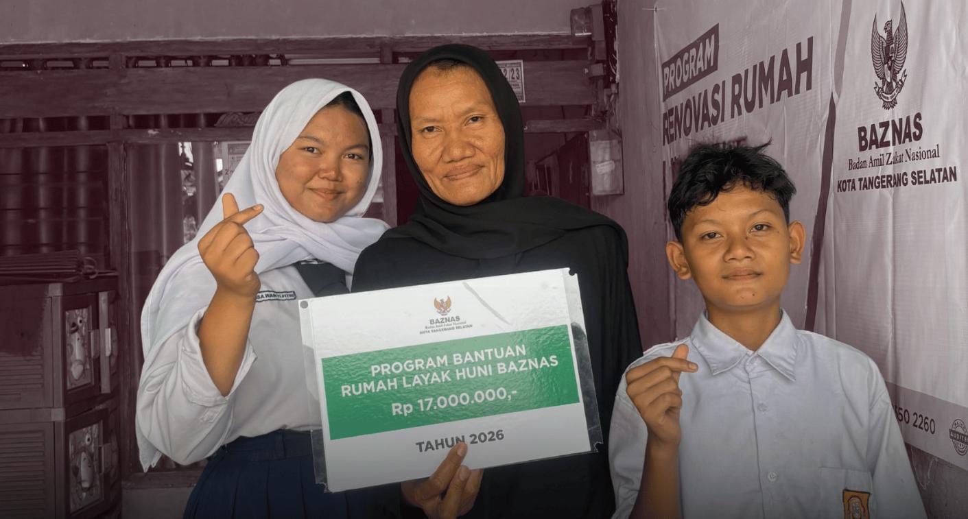 PERBAIKAN RUMAH. Ibu Asih bersama kedua buah hatinya saat menerima bantuan perbaikan rumah secara simbolis dari Baznas Tangsel