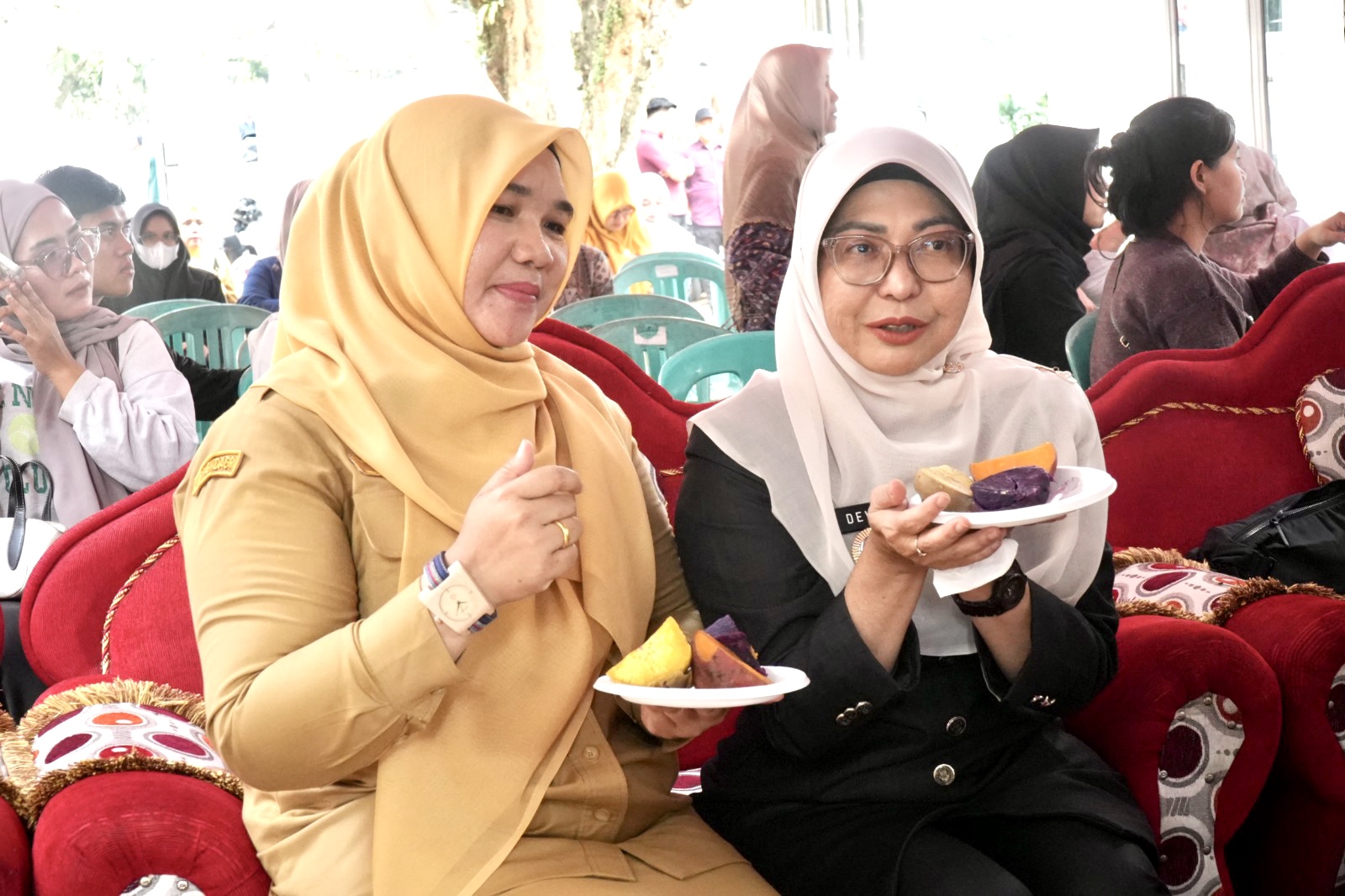 UBI NDS. Bupati Pandeglang Raden Dewi Setiani, bersama Kepala DPKP Pandeglang Tanti Yulianti, sedang menunjukan jenis Ubi NDS yang sudah direbut, saat disalah satu acara di UPT Puskeswan Kecamatan Karangtanjung, Senin (28/9). (PROKOPIM SETDA PANDEGLANG)