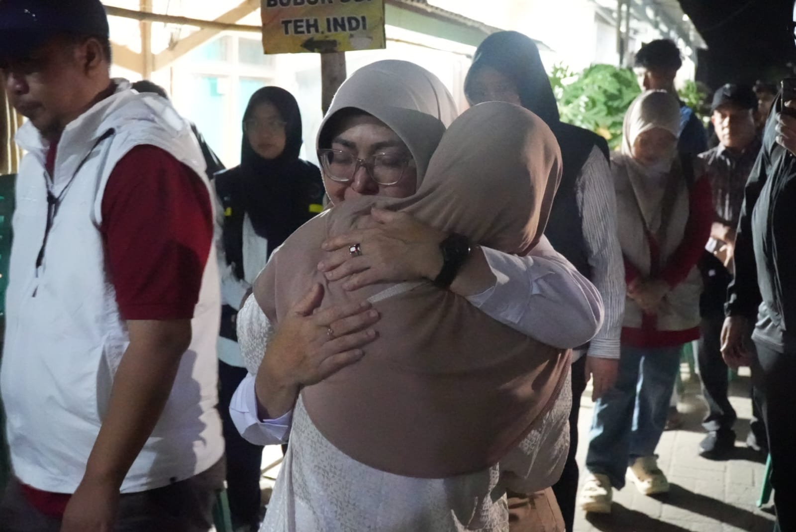 MEMELUK. Bupati Pandeglang Raden Dewi Setiani, sedang memeluk salah seorang keluarga kru kapal yang hilang kontak bersama jurnalis, saat mengunjungi kediaman kru kapal tersebut, Jumat (11/9). (DOK. PROKOPIM SETDA PANDEGLANG)