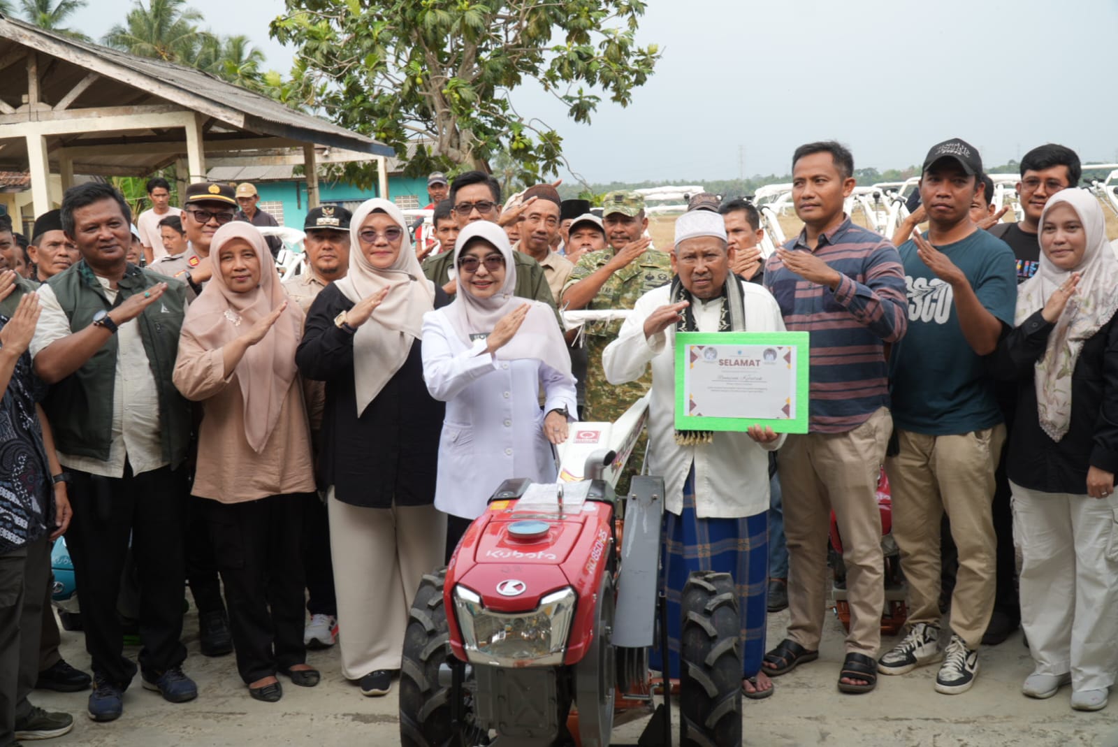 PANDEGLANG MEROKET. Usai serahkan bantuan Alsintan dan Peternakan, Bupati Pandeglang Raden Dewi Setiani, didampingi Kepala DPKP Pandeglang Tanti Yulianti, dan jajaran lainnya, foto bersama dengan penerima manfaat serta para pihak lainnya dengan simbol tangan Pandeglang meroket, beberapa waktu lalu. (DOK. PROKOPIM SETDA PANDEGLANG)