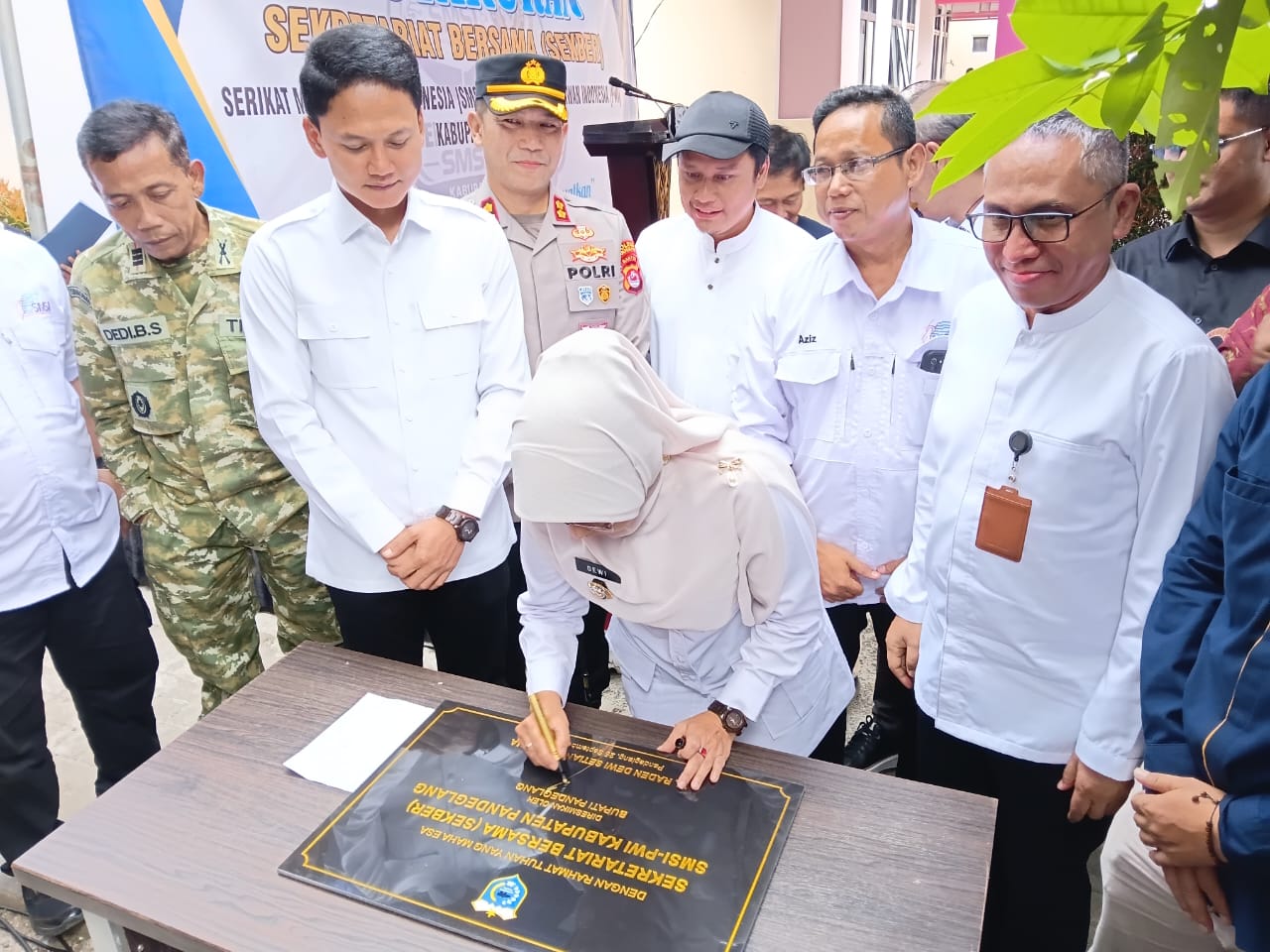 Bupati Pandeglang, Raden Dewi Setiani menandatangani prasasti dalam acara persemian Sekber PWI-SMSI Pandeglang di Kompek Perkantoran Cikupa, Jumat (25/9/2026) sore.(Istimewa)
