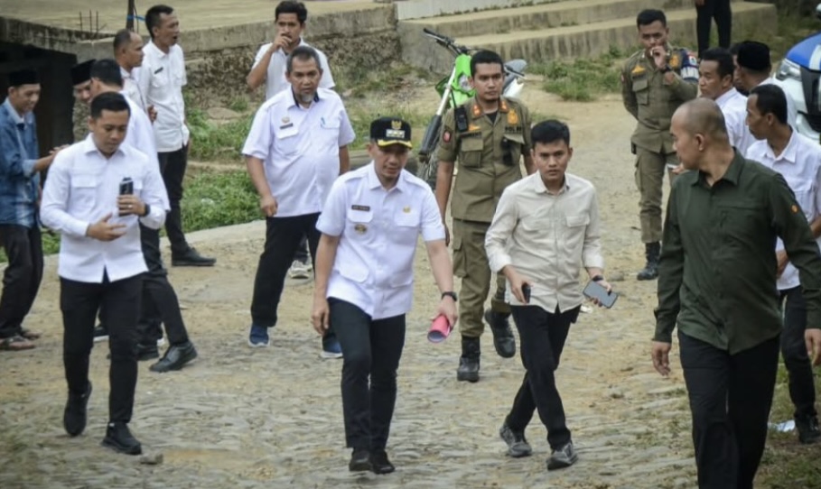 Bupati Lebak Moch. Hasbi Asidiki Jayabaya, didampingi jajarannya sedang melongok kondisi Jalan Cimerak-Sobang yang dalam waktu dekat bakal dibangun oleh Pemkab Lebak, kemarin. (DOK. PROKOPIM SETDA LEBAK)