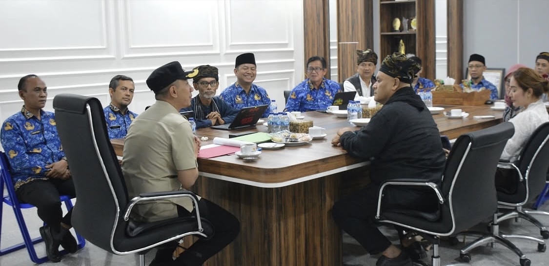 AUDIENSI. Bupati Lebak Moch. Hasbi Asidiki Jayabaya, sedang menerima audiensi masyarakat Adat Kasepuhan Cisungsang, di Ruang Kerja Bupati Lebak, Kamis (17/9). (DOK. PROKOPIM SETDA LEBAK)