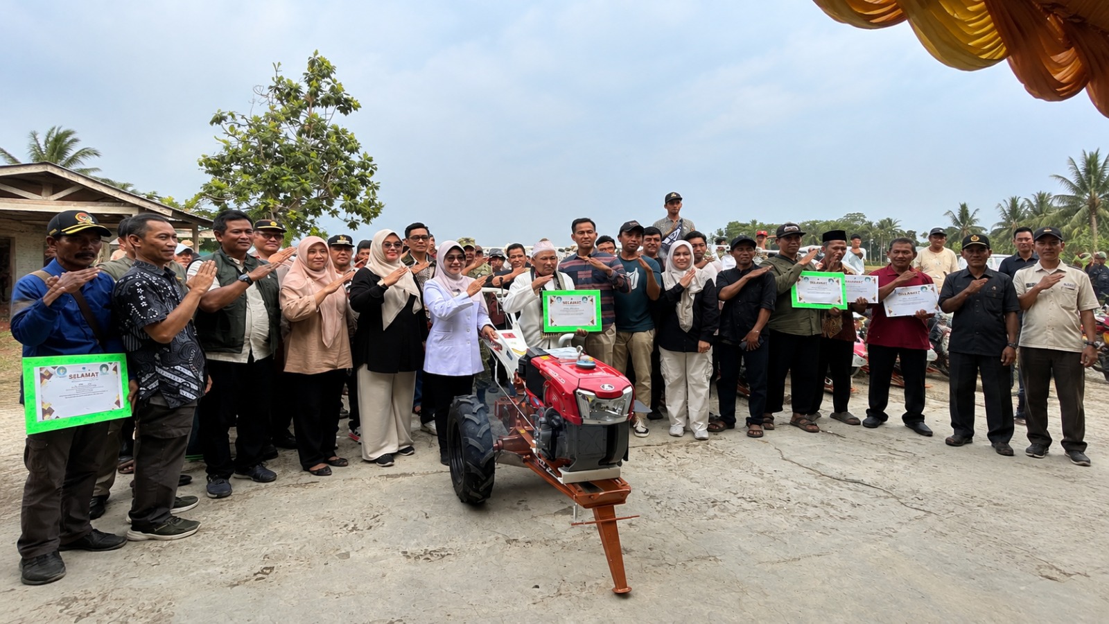 Bupati Pandeglang, Raden Dewi Setiani menyerahkan bantuan alsintan di halaman Kantor UPT Alsintan, Caringin, Kecamatan Labuan, Kabupaten Pandeglang Jumat (18/9/2026).(istimewa)