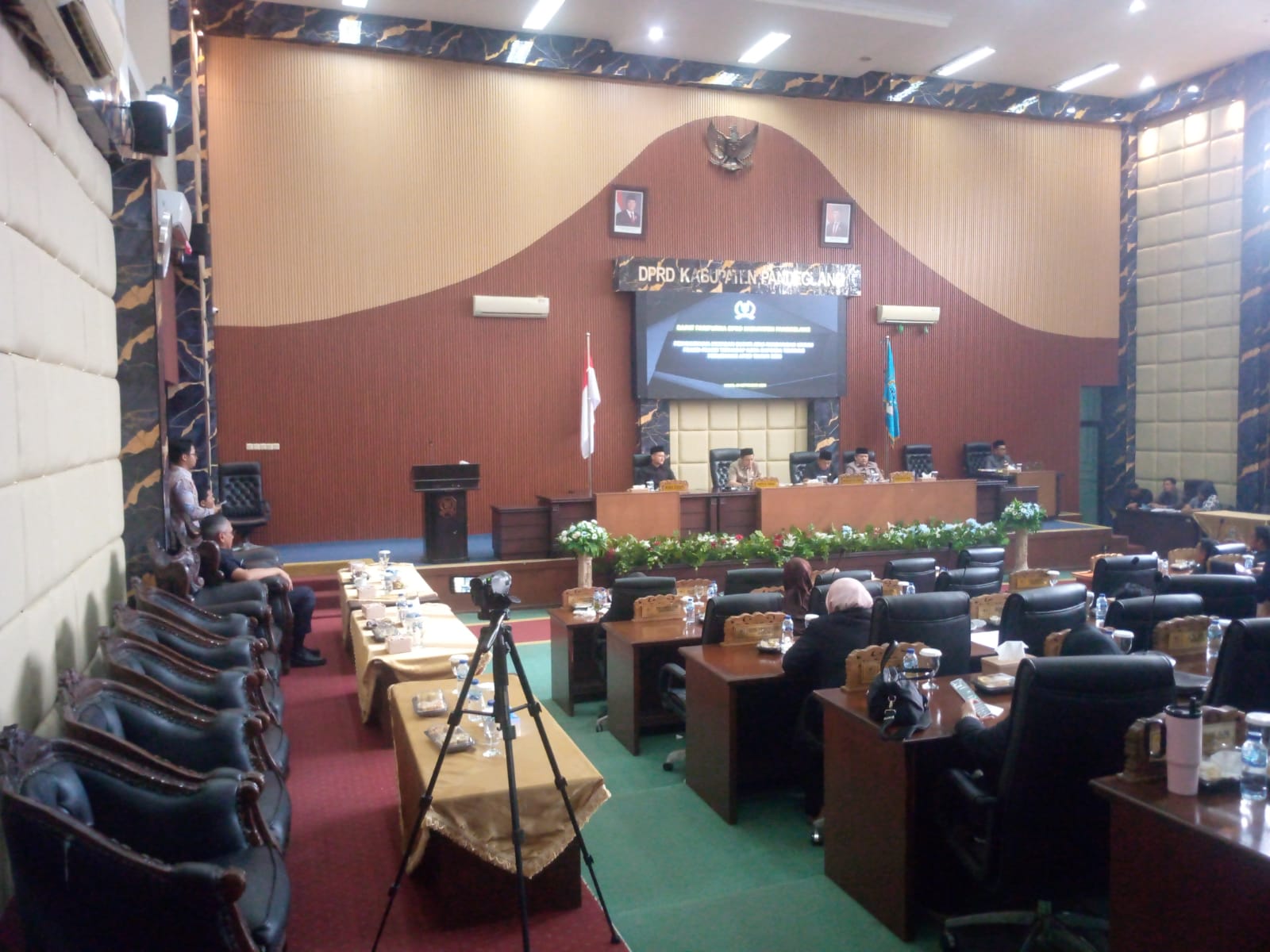 Suasana rapat paripurna dengan agenda pembahasan Raperda Perubahan APBD TA 2026 di Gedung DPRD Pandeglang, Kamis (3/9/2026).(Ari Supriadi-tangselpos.id)