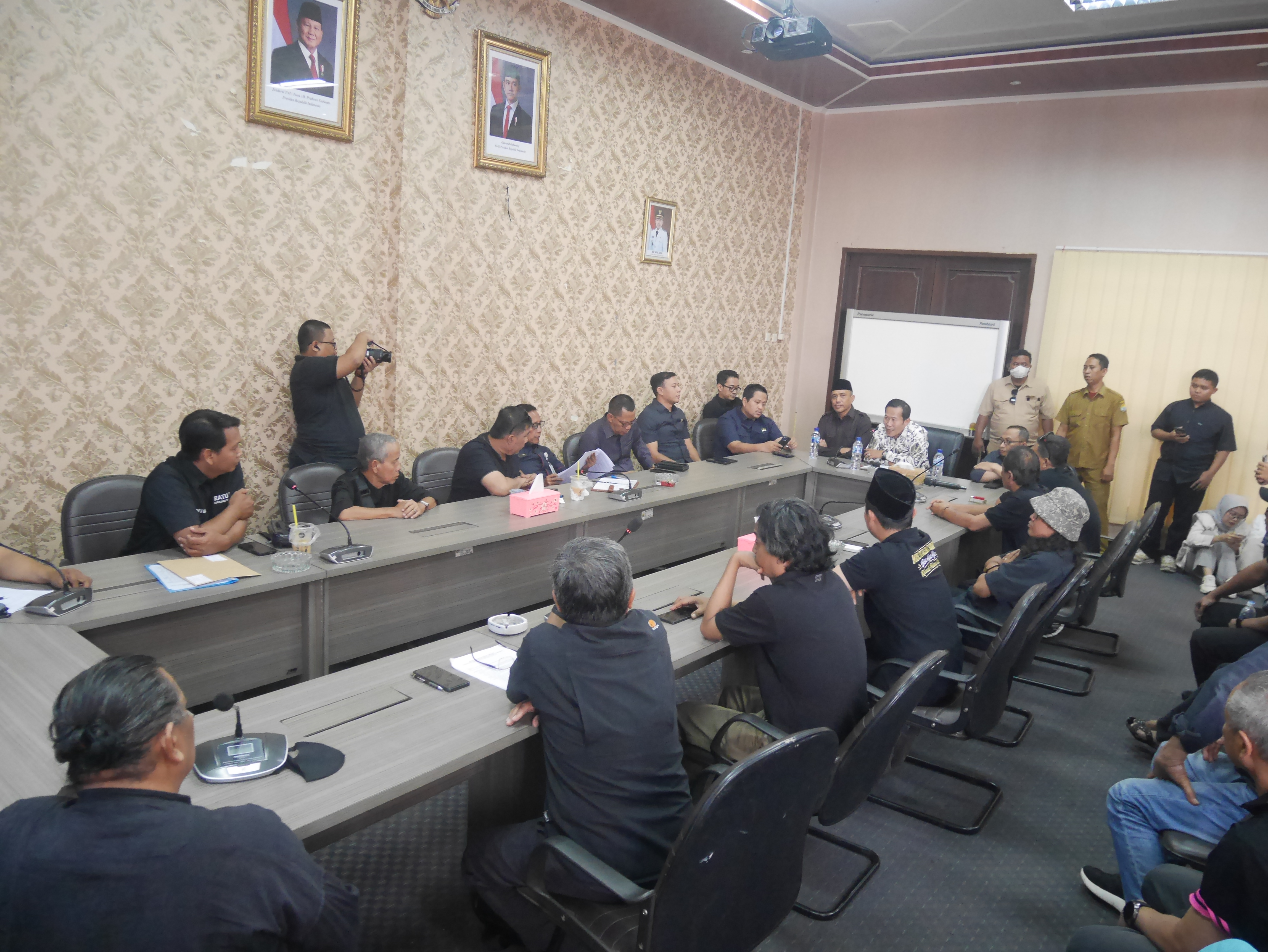 Suasana audiensi Komite Penyelamat SMPN 4 di Ruang Aspirasi DPRD Kota Serang, Senin (14/9/2026) siang.(Ari Supriadi-tangselpos.id)