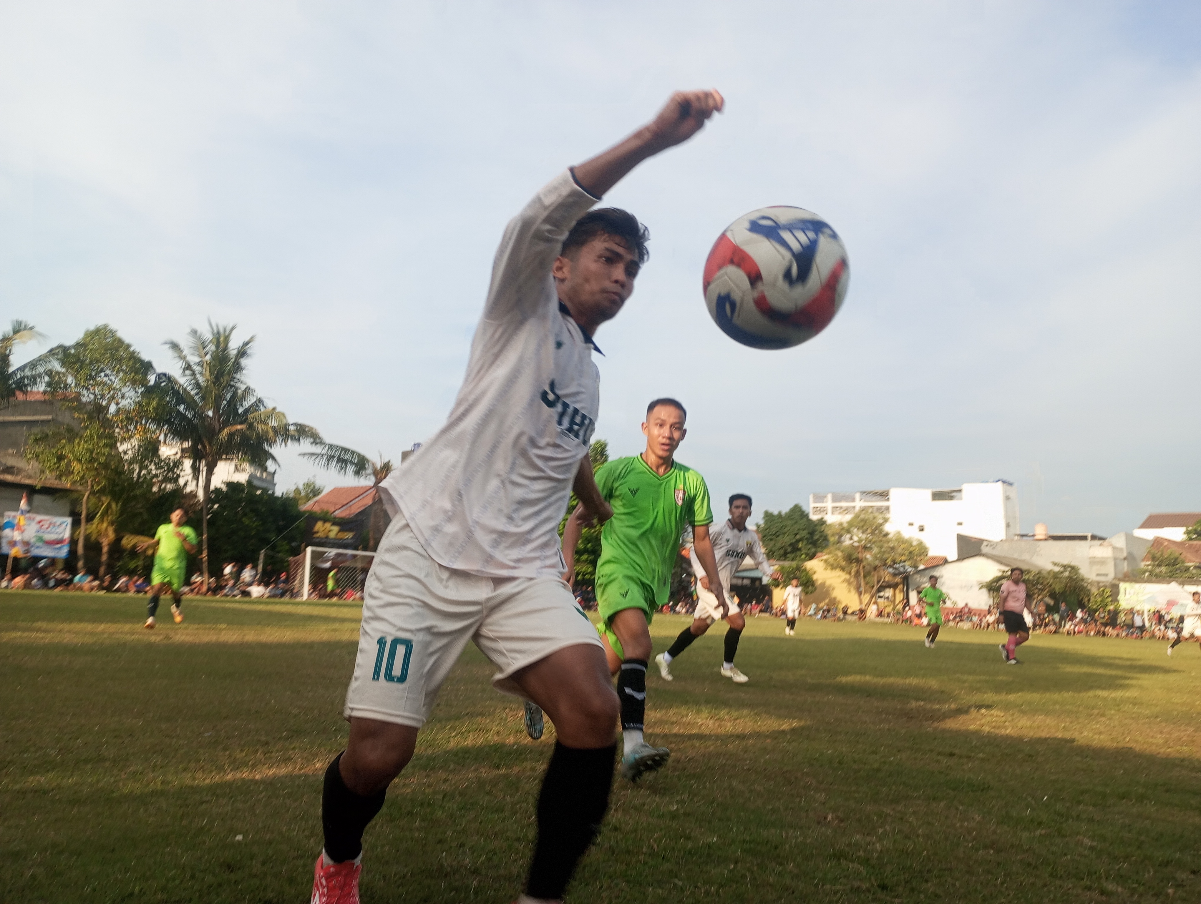 Duel sengit terjadi saat Suhu Shop dan Umar FC melakoni Derby Pondok Pinang, Minggu (13/09/2026).(red/tangselpos.id).