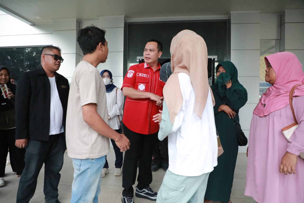 Wali Kota Serang, Budi Rustandi menjenguk warga di RS Budi Asih, Sabtu (19/9/2026).(Istimewa)