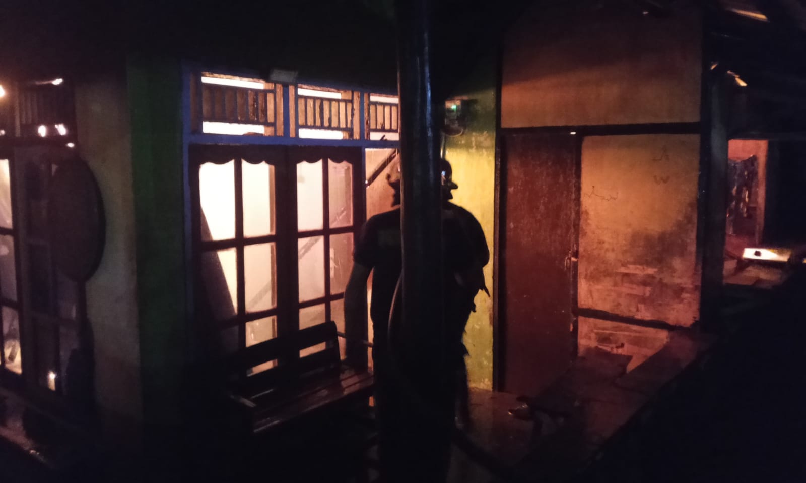 PADAMKAN API. Para personel Damkar sedang berupaya memadamkan kobaran api dalam rumah milik Lukman warga Desa Kadumadang, Kecamatan Cimanuk, Kabupaten Pandeglang, Kamis (3/9). (DOK. BPBDPK PANDEGLANG)