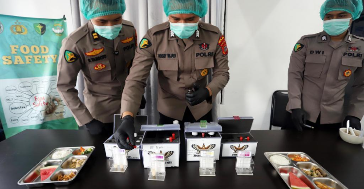 Anggota Tim Food Safety Biddokkes Polda Sulawesi Tengah melakukan uji keamanan pangan menu MBG, Kamis (6/8/2026). Foto : Ist