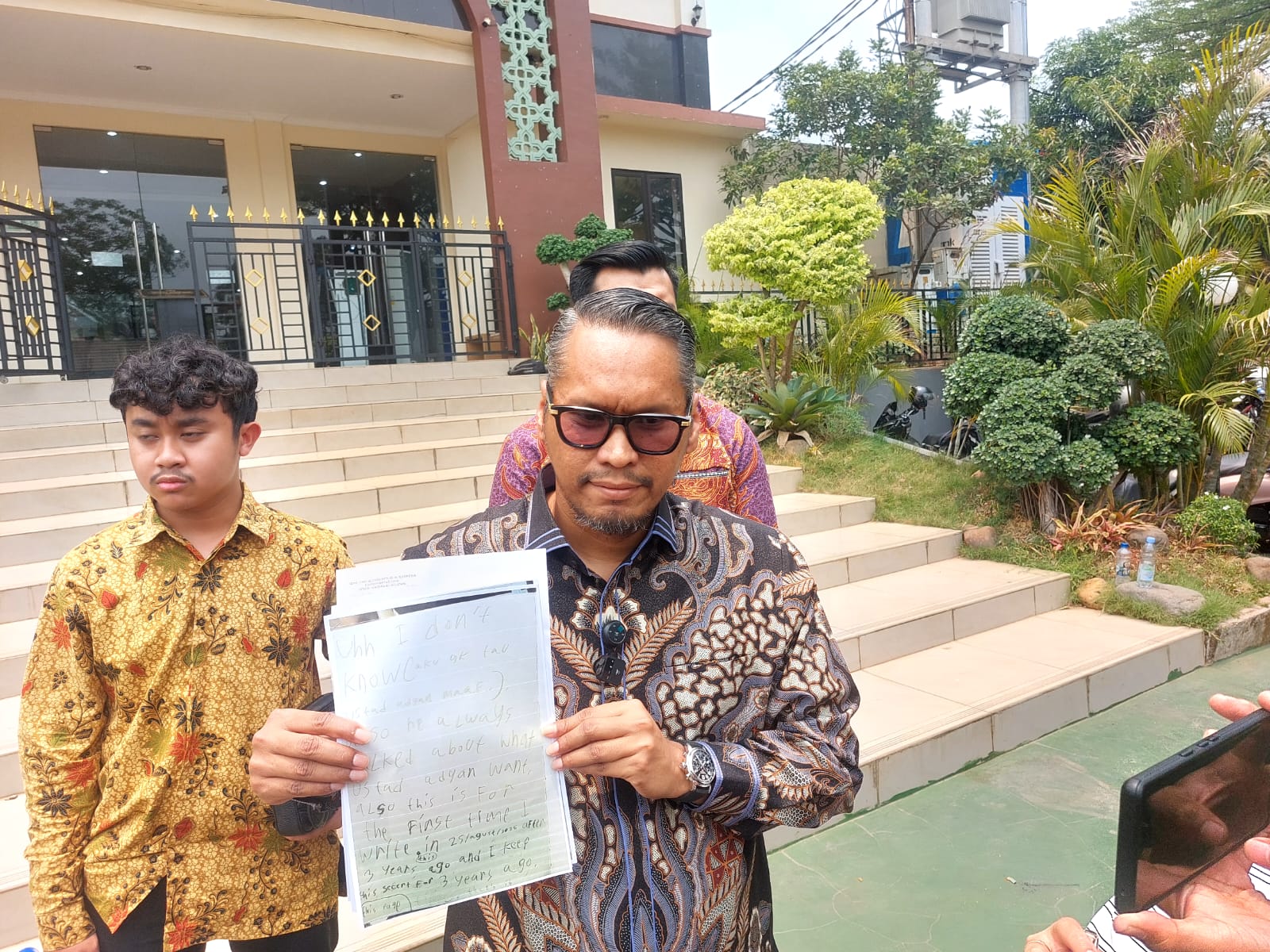 Kuasa Hukum korban pelecehan, Muhammad Fadhli saat menunjukkan salah satu bukti dalam pelaporan dugaan kasus pelecehan di Mapolres Tangsel. (tangselpos.id/rachman)