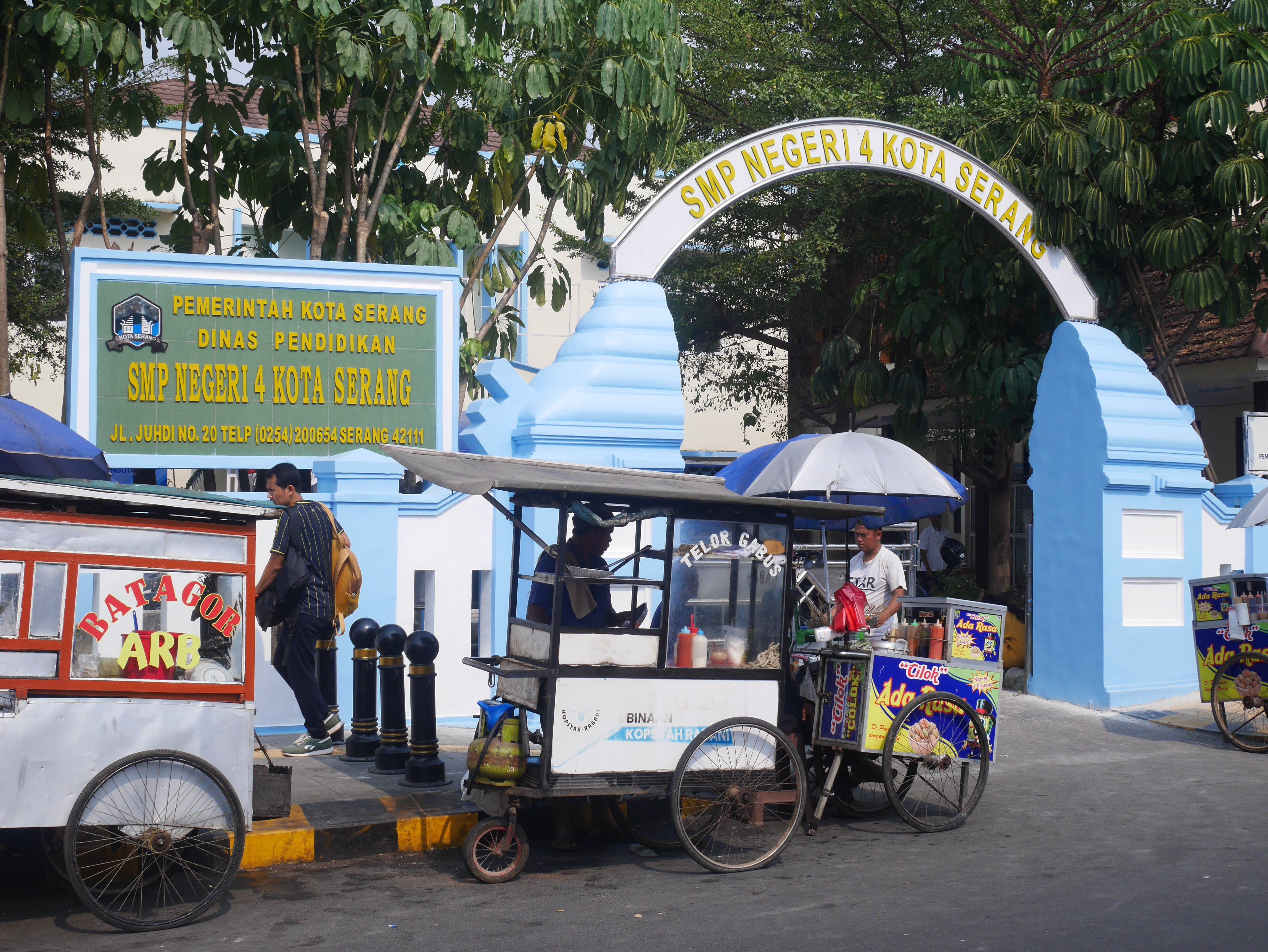 Sejumlah pedagang berjualan di SMPN 4 Kota Serang yang berada di Jalan Juhdi, Kota Serang, Rabu (2/9/2026).(Ari Supriadi-tangselpos.id)
