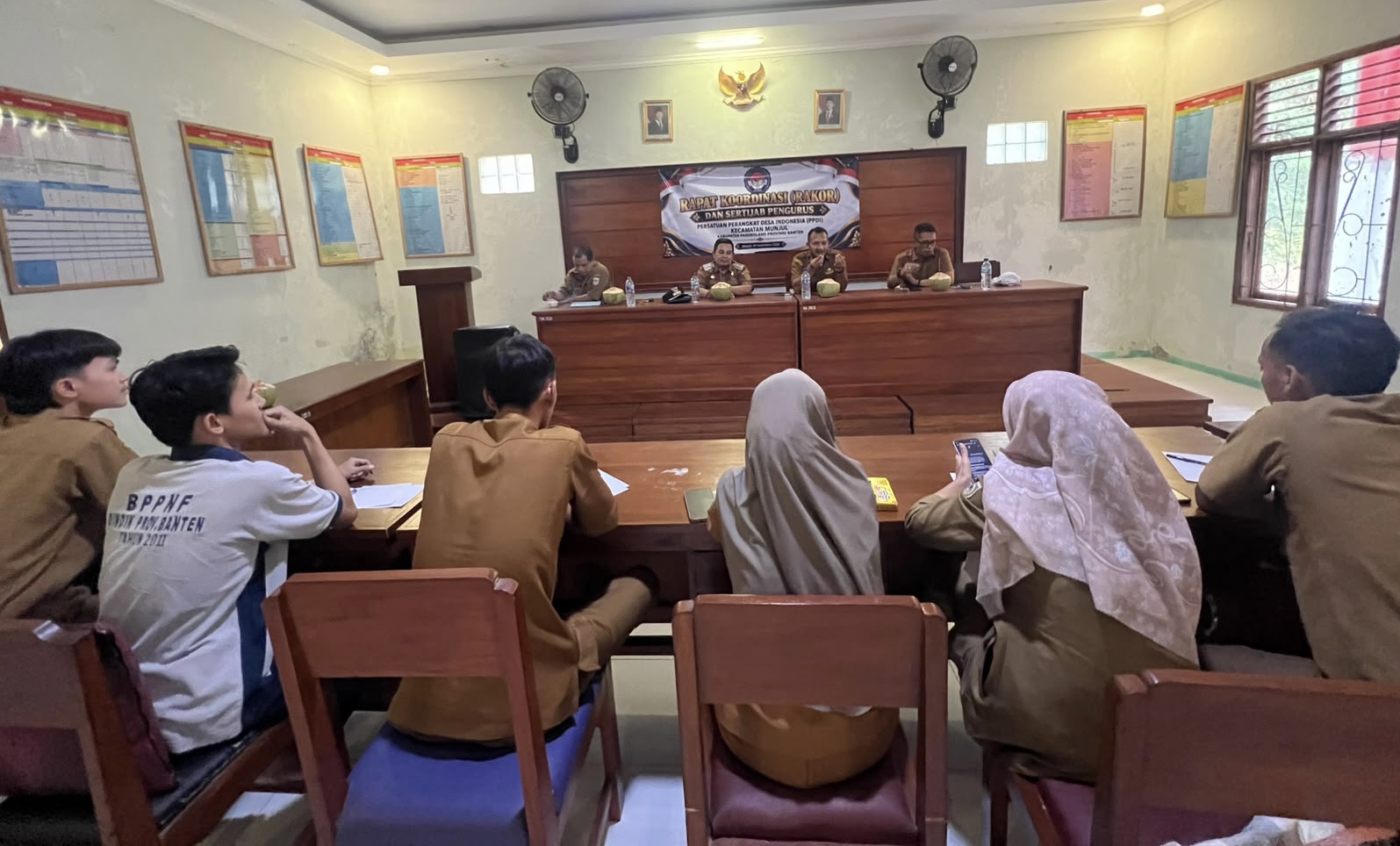 BERI ARAHAN. Kabid Pemdes DPMPD Pandeglang Wasi, didampingi jajarannya, sedang memberikan pengarahan kepada para perangkat desa di wilayah Kecamatan Munjul, Kabupaten Pandeglang, beberapa waktu lalu. (ISTIMEWA)