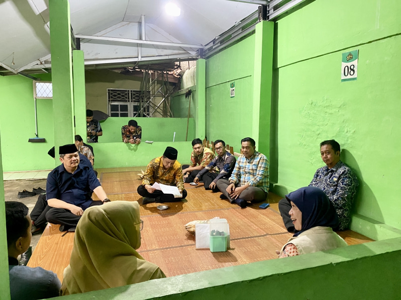 SIDAK. Pihak DPRD Pandeglang bareng Satgas Optimalisasi PAD Pemkab Pandeglang, sedang melakukan Sidak ke Rumah Makan Belut Karangtanjung, Kamis (10/9). (NIPAL SUTIANA/TANGSEL POS)