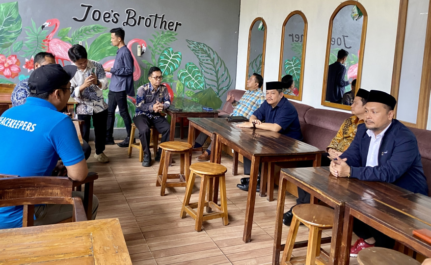 BERBINCANG. Pimpinan, Ketua Komisi II dan Ketua Komisi I DPRD Pandeglang, didampingi Sekretaris Dewan, bersama Satgas Optimalisasi PAD Pandeglang, sedang berbincang dengan pemilik restoran Joe’s Brother, saat melakukan Sidak, beberapa waktu lalu.