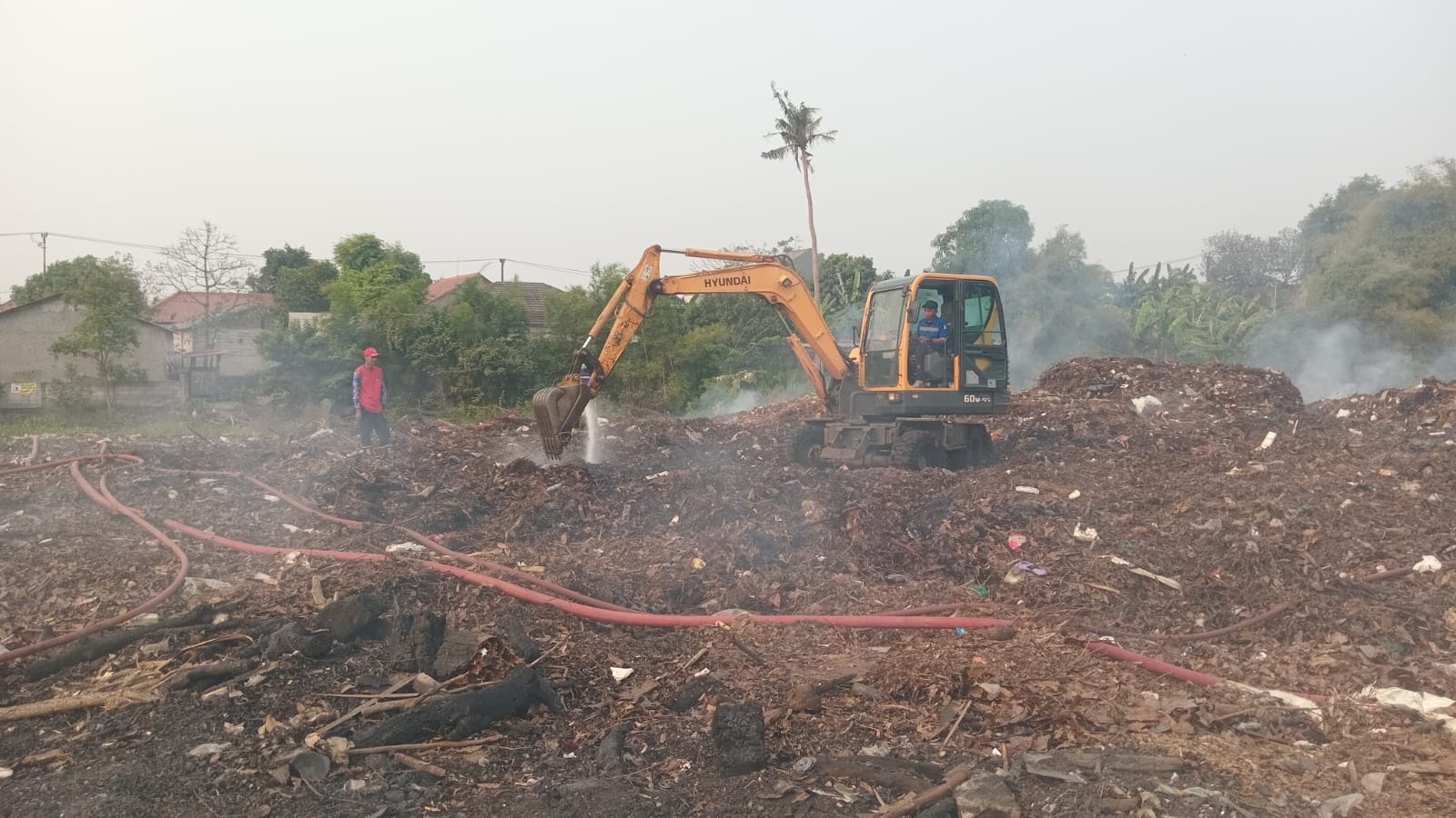 MASIH TERBAKAR: Kepulan asap masih terlihat tumpukan sampah yang terbakar di  Kelurahan Pekojan, Kecamatan Pinang, Selasa (8/9).