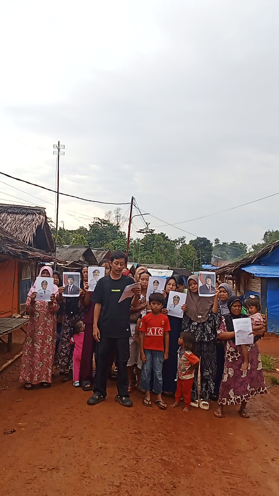 Warga terdampak bencana banjir bandang pada 2020 yang saat ini tinggal di huntara di Kecamatan Lebakgedong, Kabupaten Lebak, kembali menagih kepastian pembangunan huntap dari pemerintah.(Istimewa)