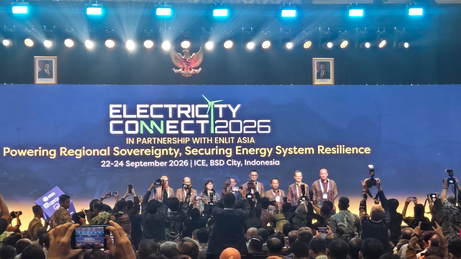Menteri ESDM Bahlil Lahadalia bersama jajaran saat menghadiri seremoni pembukaan Enlit Asia dan MKI Electricity Connect 2026 di ICE BSD City, Tangerang Selatan, Selasa (22/9/2026). (tangselpos.id/lim)