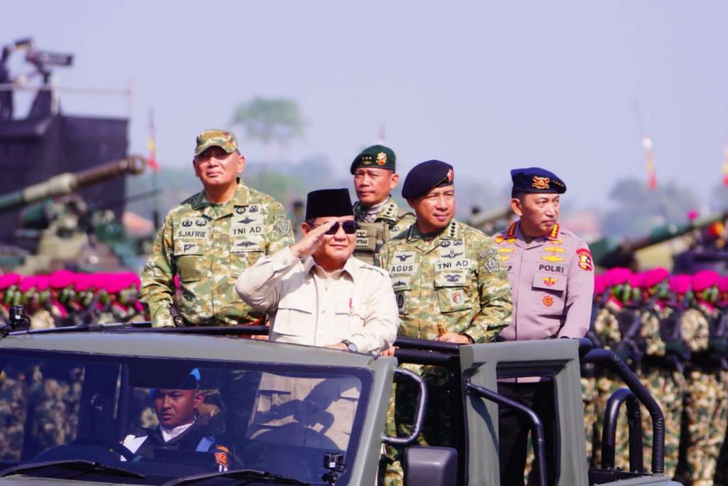 Presiden Prabowo saat inspeksi pasukan. Foto ; Ist