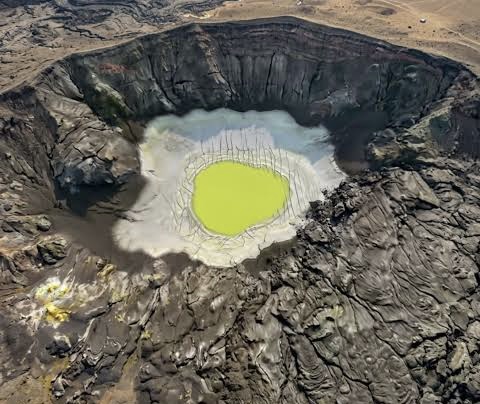 SEPERTI TELUR CEPLOK. Penampakan pasca terjadi erupsi beberapa waktu lalu, disekitar kawah Gunung Anak Krakatau di perairan Selat Sunda muncul seperti telur ceplok. (NET)