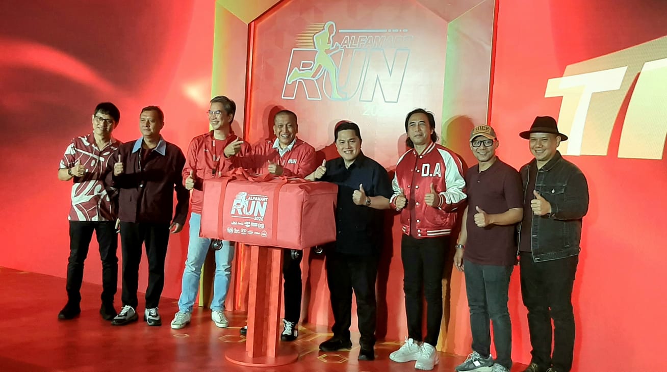 Berita dan Foto : Irawan  Caption : Menpora RI Erik Thohir bersama Direksi Alfamart beserta Grup Band Padi saat Press Conference Alfamart Run 2026. Foto : Irawan