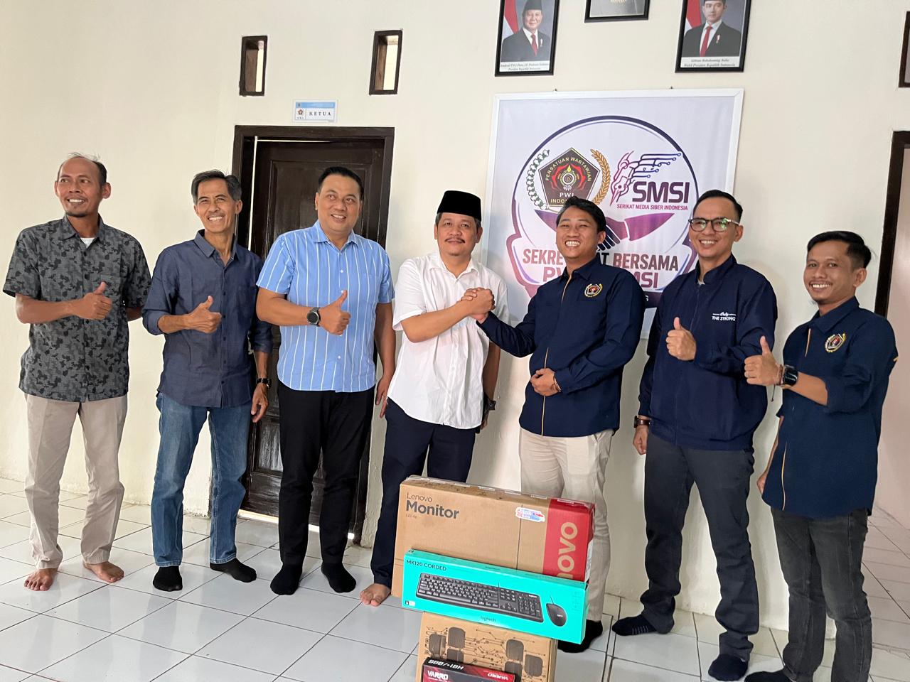 SERAHKAN BANTUAN. Waka III DPRD Kabupaten Pandeglang Fraksi Demokrat MM Fuhaira Amin didampingi jajarannya, sedang berjabat tangan dengan Ketua PWI Pandeglang Asep Mujahidin, sebagai simbolis menyerahkan bantuan fasilitas, di Sekber PWI-SMSI Pandeglang, Rabu (16/9). (DOK. PWI PANDEGLANG)
