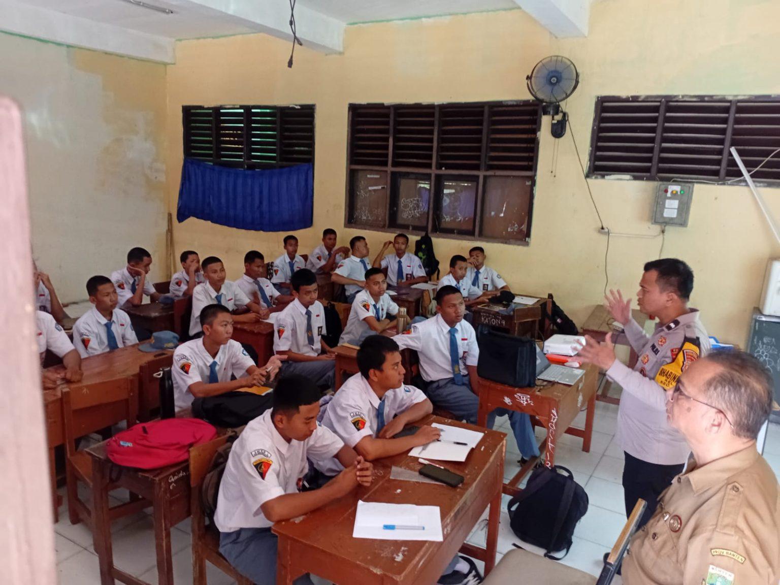 PROGRAM CETAR - Polres Tangsel gelar kegiatan program CETAR di SMKNI 1 Kota Tangsel, Selasa (1/9).