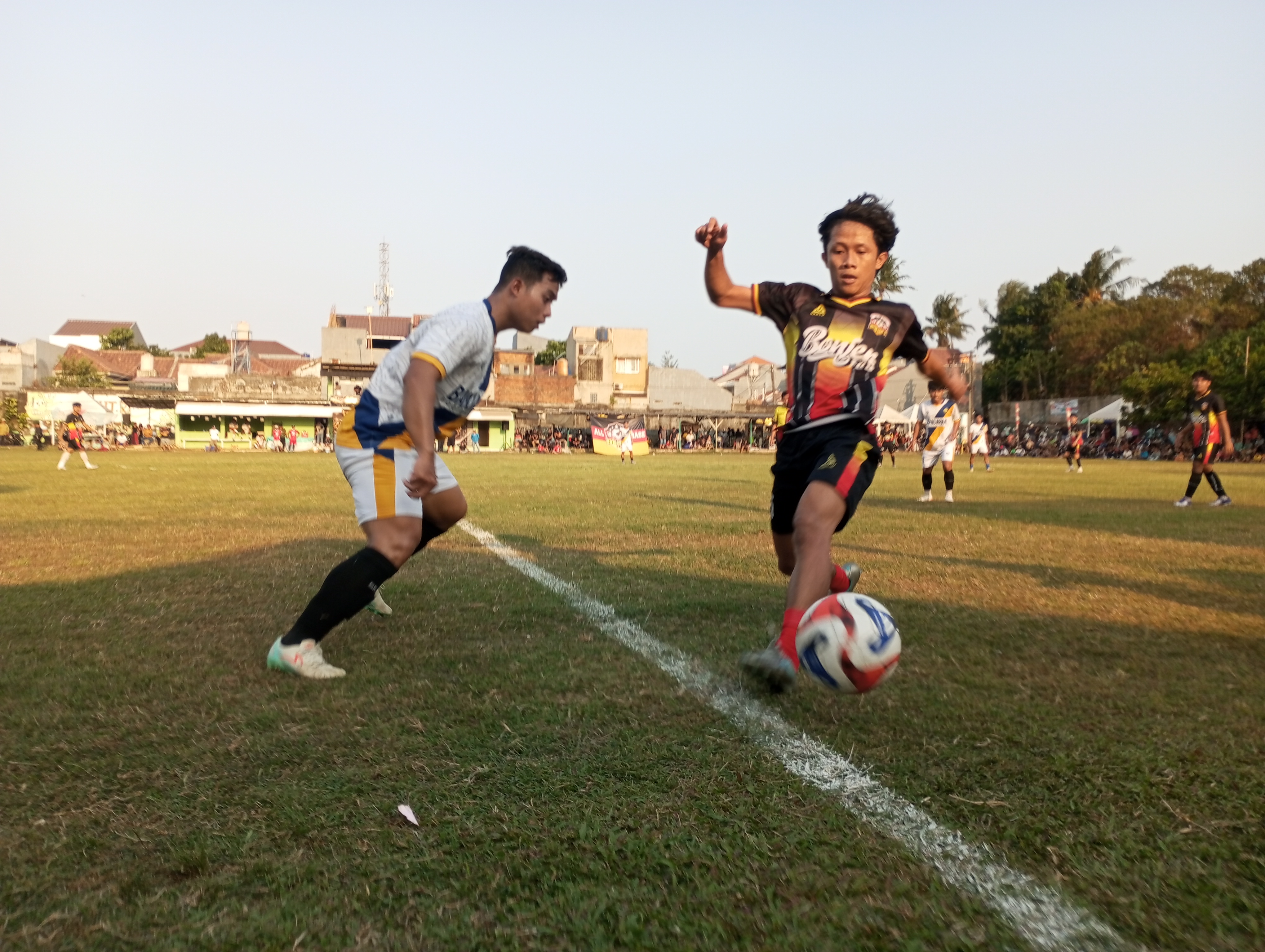 Bek kanan BFC Pukat, Lukas coba merebut bola dari kaki pemain Bonjer 5 pada laga Senin (14/09/2026) sore.(red/tangselpos.id).