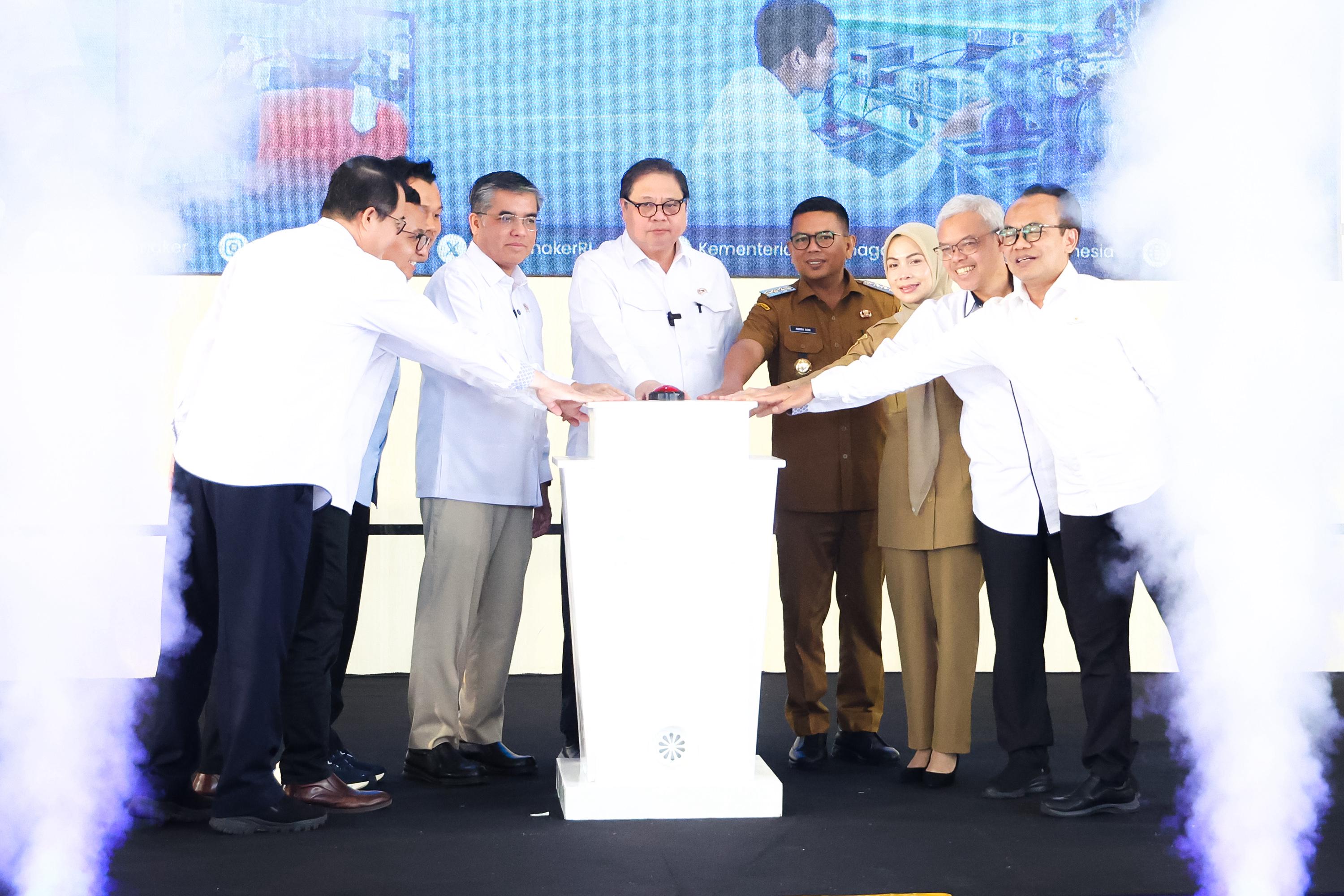Gubernur Andra Soni bersama Menko Perekonomian Airlangga Hartarto dan Menteri Ketenagakerjaan Yassierli saat menghadiri Kick Off Pelatihan Vokasi Nasional Batch 4 di BBPVP Serang, Kota Serang, Selasa (1/9/2026). Foto : Humas Pemprov