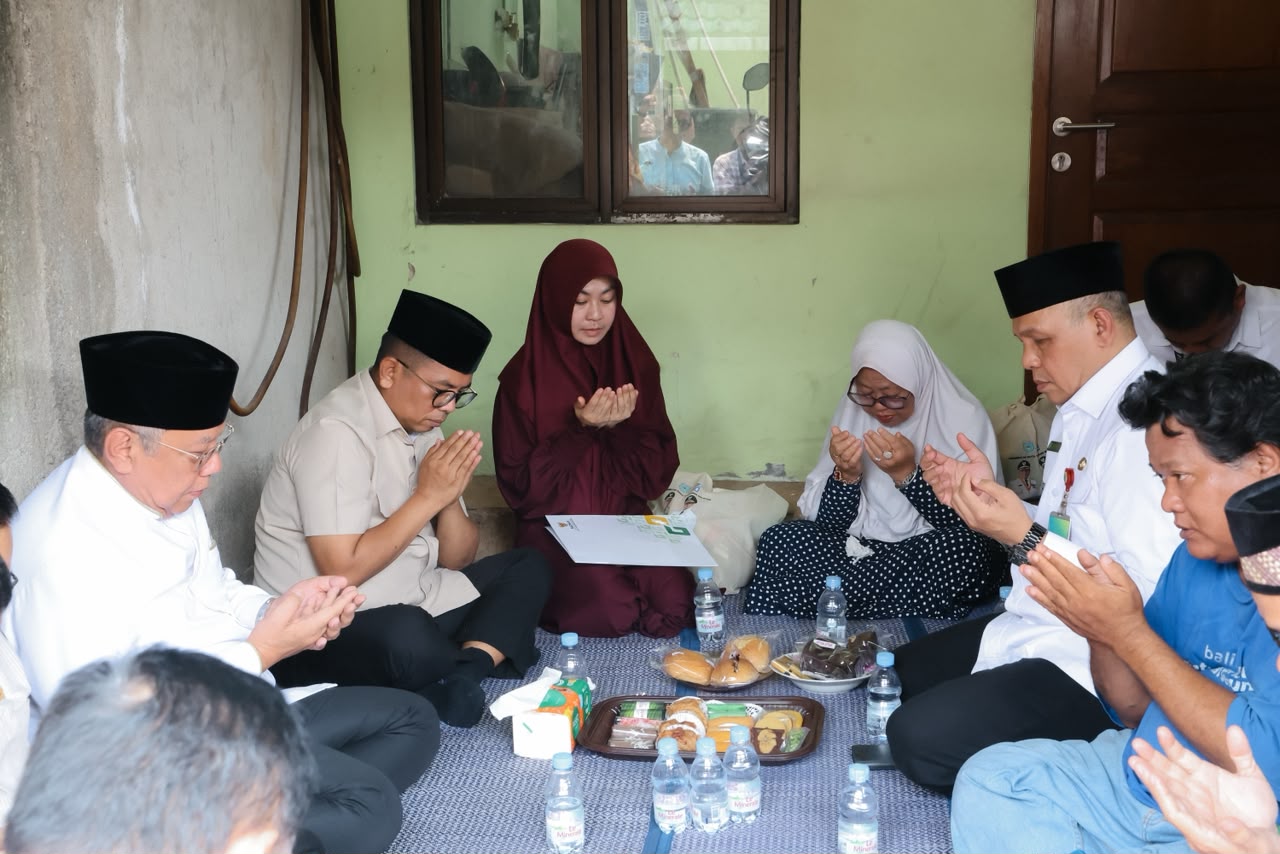 Gubernur Andra Soni saat menyambangi keluarga dua jurnalis Firdaus Wajidi dan Donal. Foto : Humas Pemprov