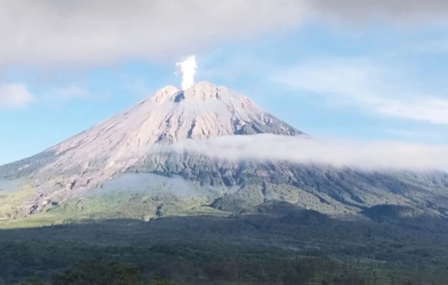Gunung Semeru di Jawa Timur. Foto : Ist