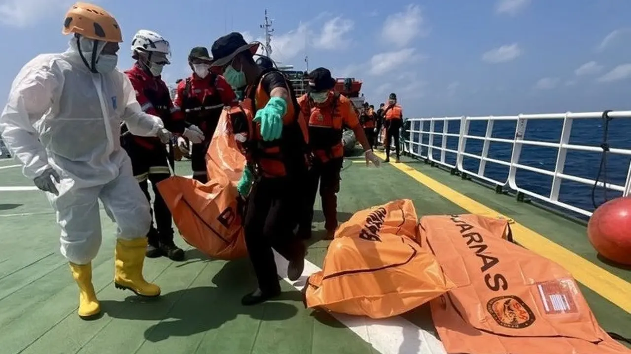 Tiga jasad korban kecelakaan KM Virgo Transport 8 di perairan Masalembo, Laut Jawa, Selasa (22/9) pagi.  Foto : Ist