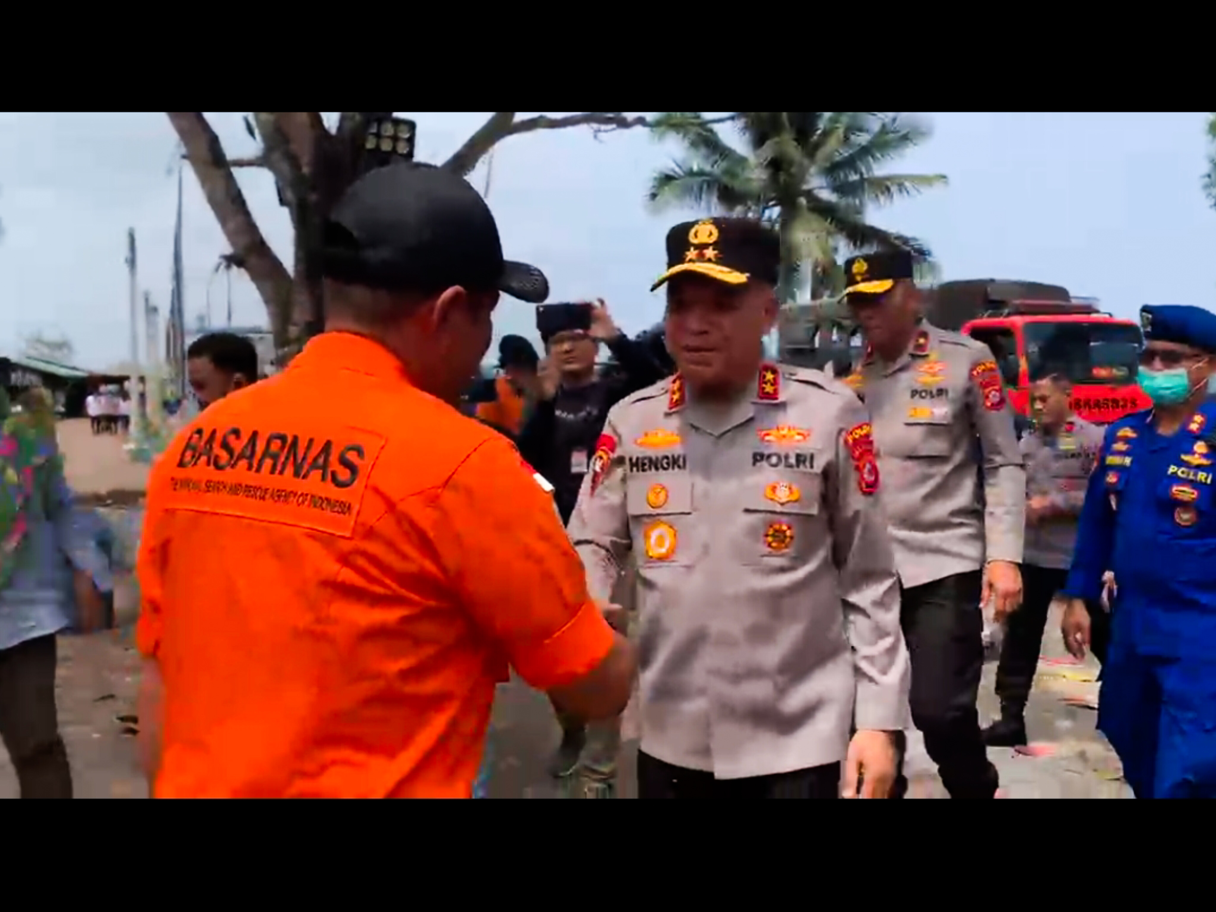 Kapolda Banten Irjen Pol. Hengki, S.I.K., M.H monitoring pelaksanaan Operasi SAR Kecelakaan Kapal Speed boat yang mengangkut 5 jurnalis hilang kontak di perairan Selat Sunda Banten. (Ist)