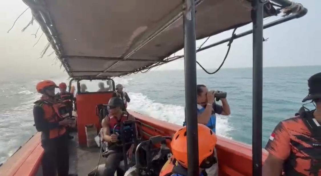 PENCARIAN. Tim SAR Gabungan sedang melakukan pencairan speedboat ditumpangi 5 orang jurnalis dan 3 orang kru kapal yang hilang kontak di perairan laut Selat Sunda. Pencarian hari ke enam di enak sektor, belum membuahkan hasil, Minggu (13/9). (DOK. BASARNAS BANTEN)