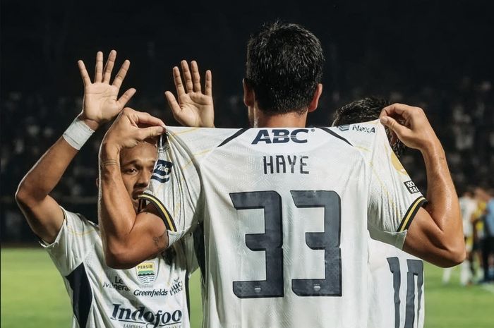 Selebrasi Thom Haye usai menjebol gawang Persijap. Foto : Ist