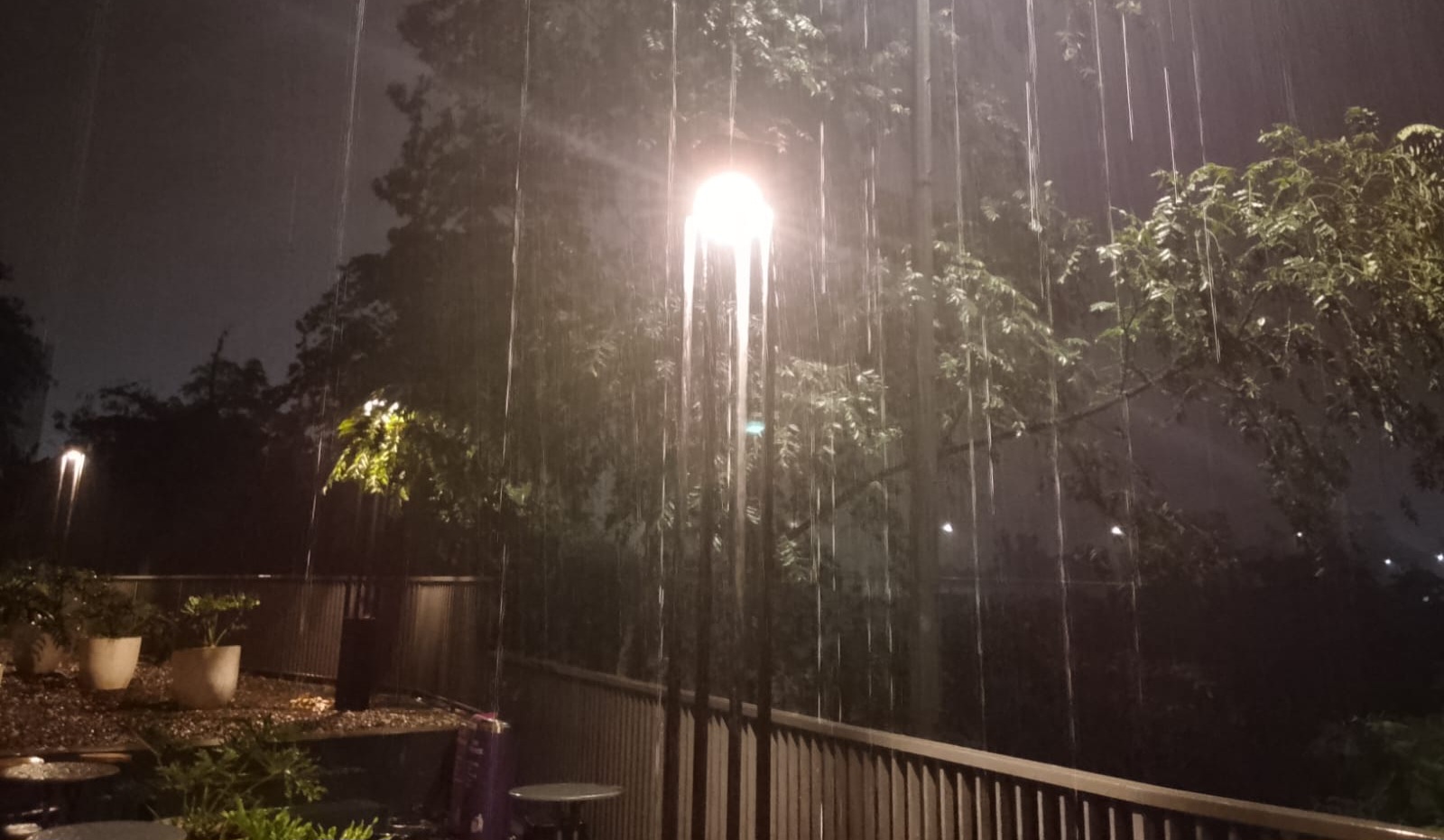 Hujan deras mengguyur Tangerang Selasa (22/9/2026) malam. Foto : Gio MG