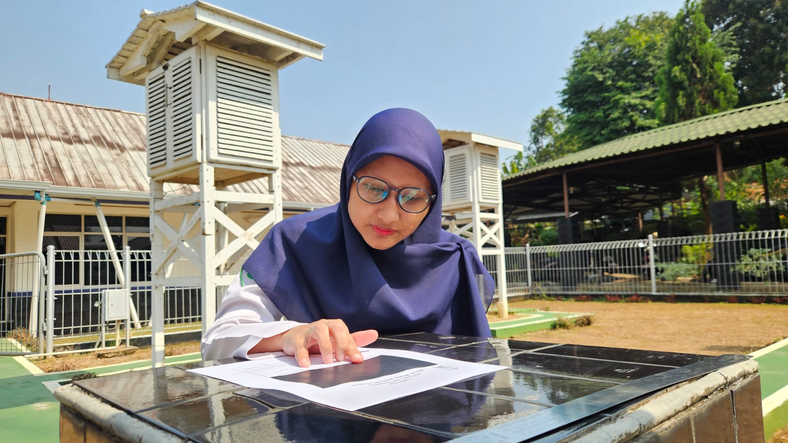 Pemantauan penyebaran partikel abu vulkanik dengan menggunakan paper test di BMKG Ciputat. Foto : Ist
