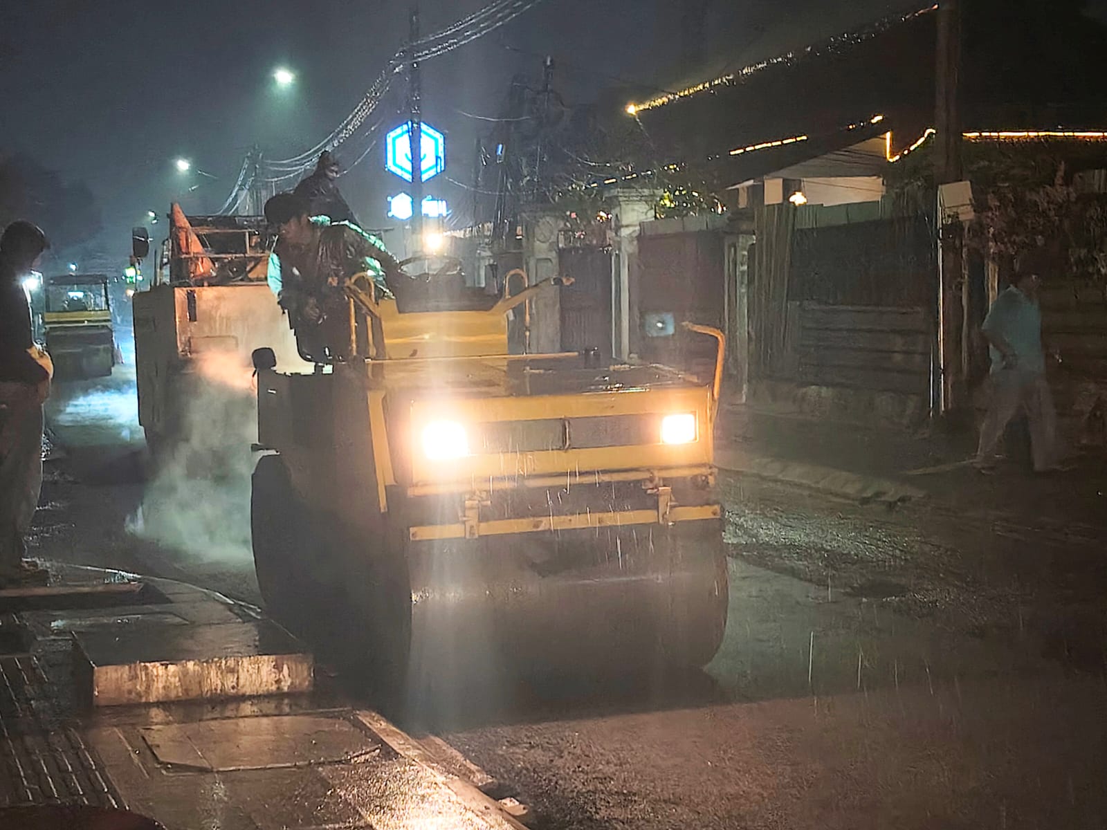 DPUPR Kota Depok melakukan perbaikan Jalan Pemuda, Depok, pada Jumat (18/9/2026) malam. Foto