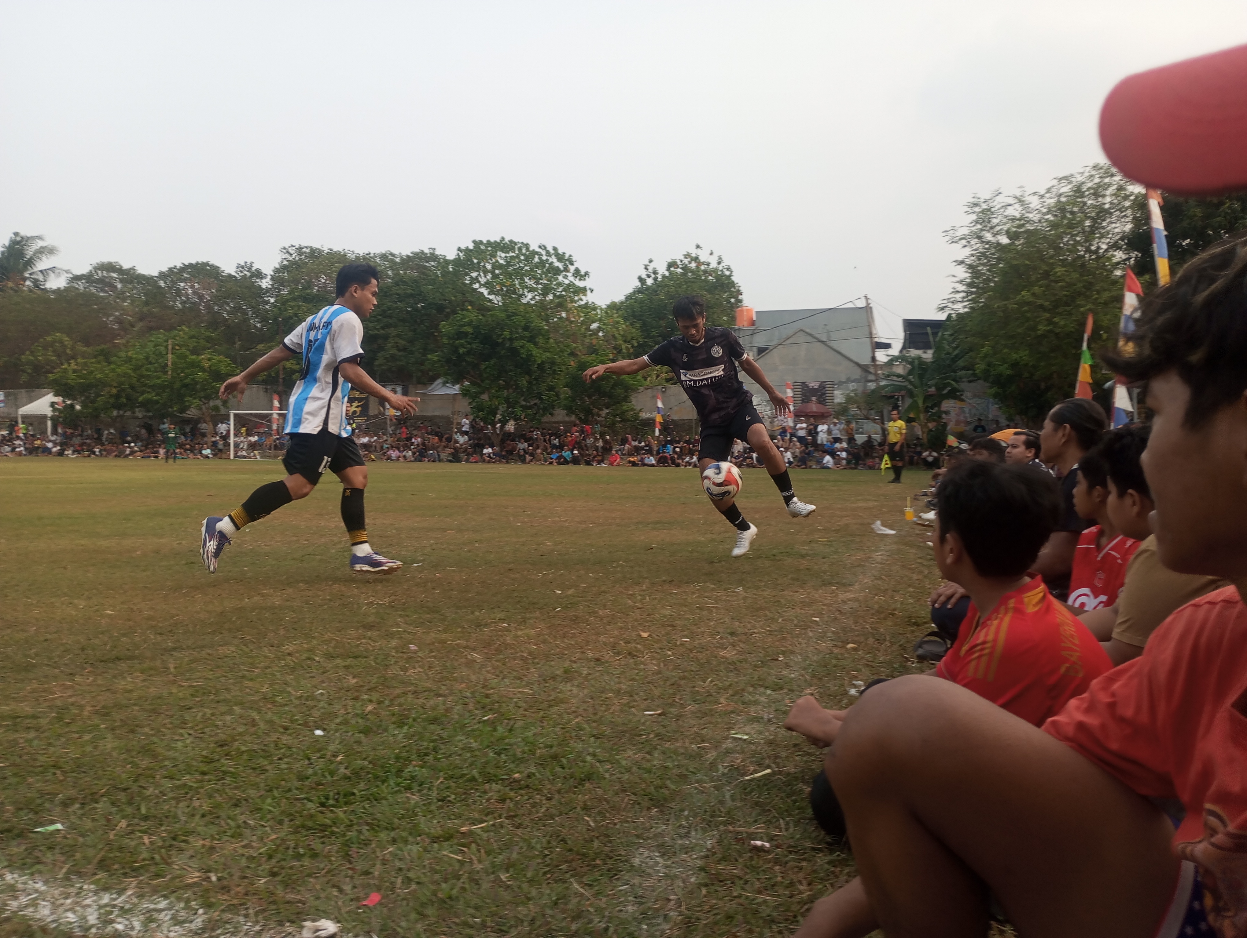 Pemain Assyabab FC kuasai bola dan coba direbut pemain Jomon Paninggilan FC pada laga Jumat (18/09/2026).(red/tangselpos.id).